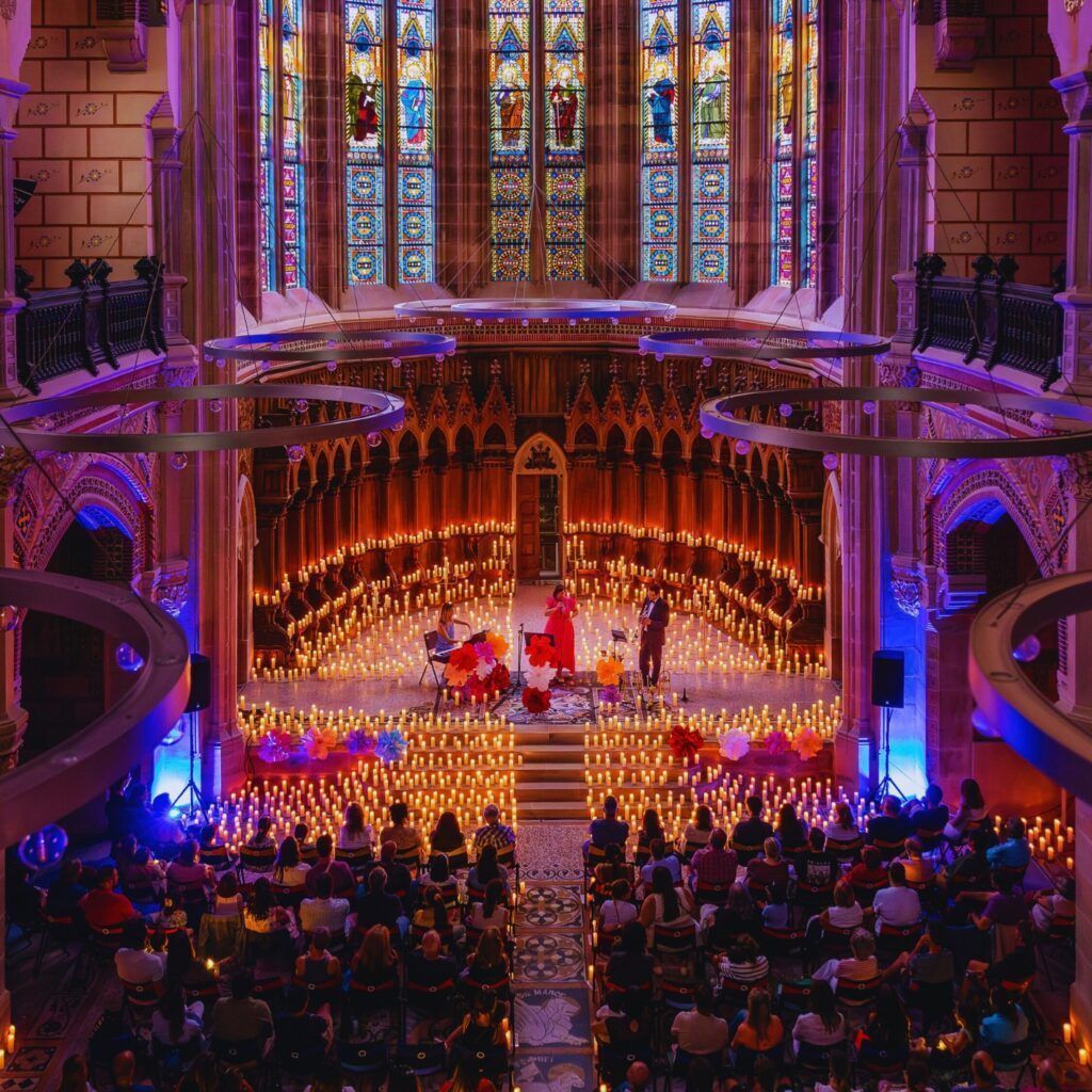 Galería de fotografías de conciertos a la luz de las velas. Captura momentos mágicos, música íntima y la belleza de cada actuación de VELAS Y CANDELAS